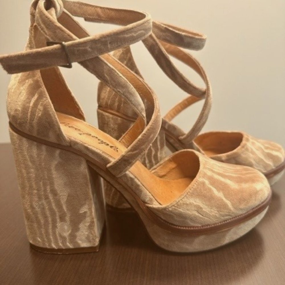 FREE PEOPLE Platform Green Velvet Closed Toe Shoes